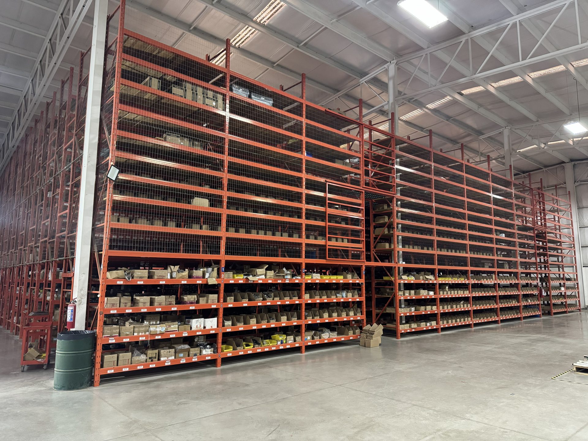 Bodega de racks industriales de CCH Ferreterías, ferretería industrial en Ramos Arizpe