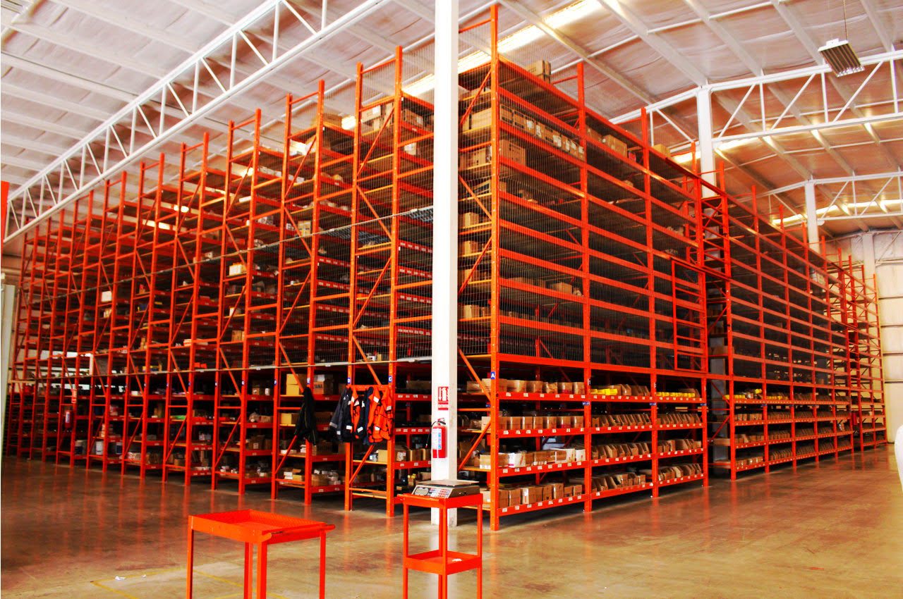Anaqueles de inventario de ferretería industrial en CCH Ferreterías